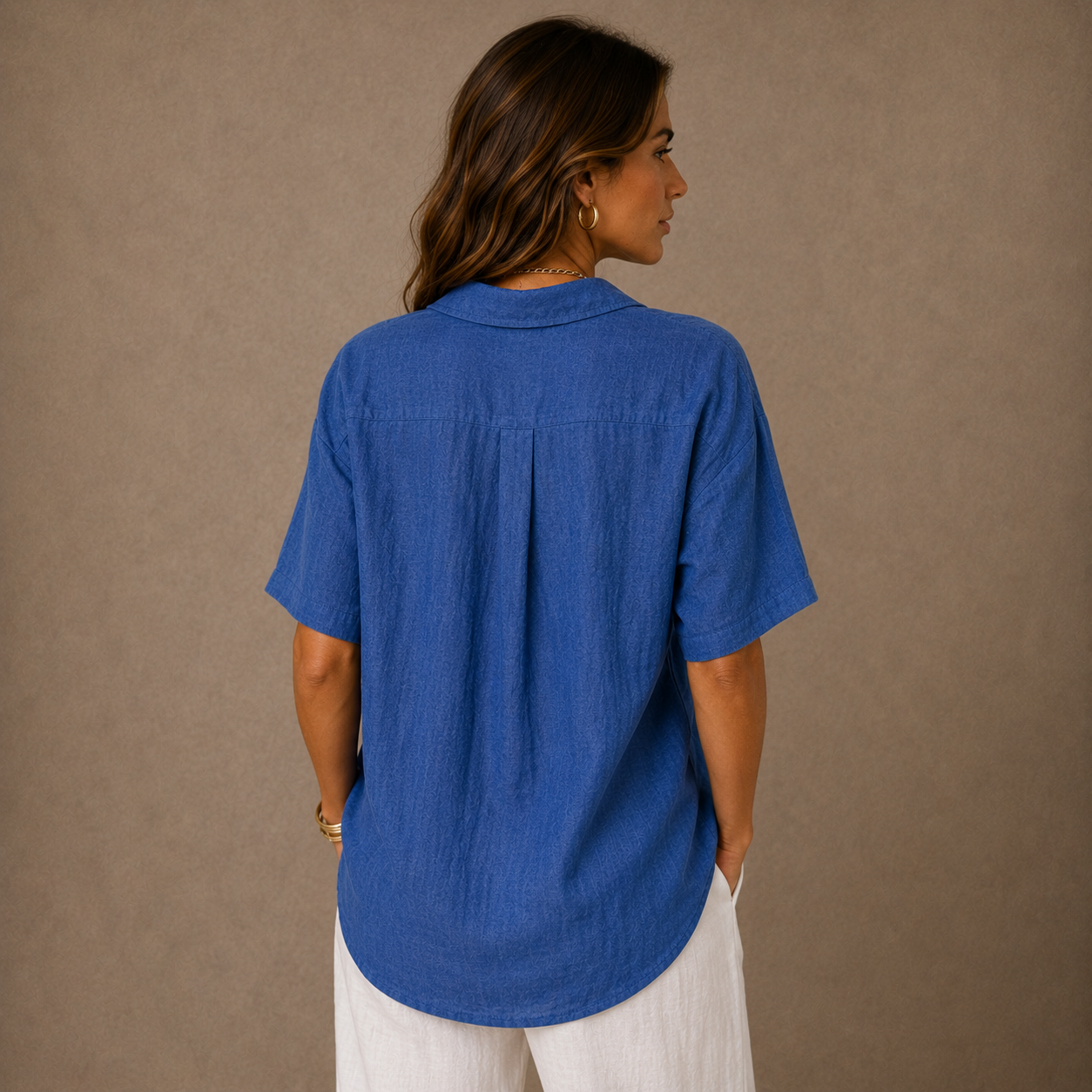 Blusa Elegance con Cuello Clásico y Botones Decorativos